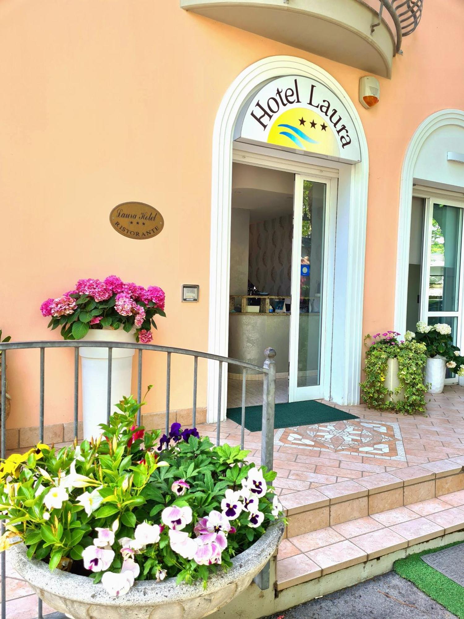 צ'סנטיקו Hotel Laura מראה חיצוני תמונה