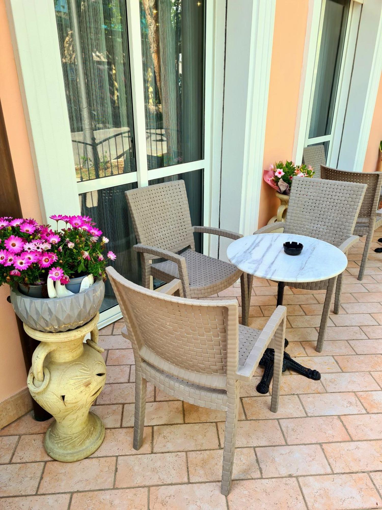 צ'סנטיקו Hotel Laura מראה חיצוני תמונה